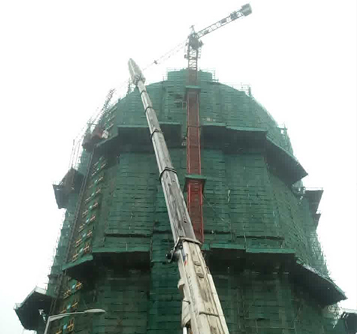 覃塘吊车在工地上作业